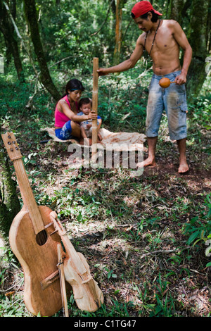 Mbya Guarani di residenti di aldea Katupyry vicino a San Ignacio, Misiones, Argentina, con strumenti fatti a mano da un anziano locale. Foto Stock