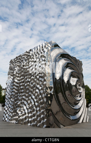 La scultura "Cube" da Bard Breivik in Byparken a Bergen Foto Stock