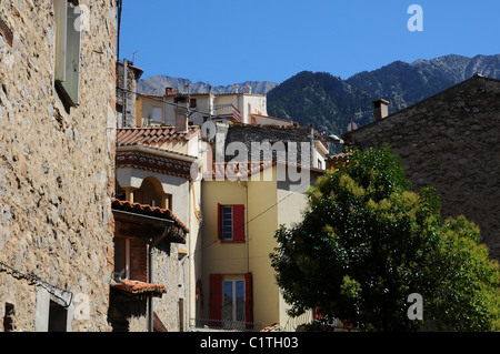 Vernet-les-Bains con Pic du Canigou in background. Pyrenees-Orientales, Francia Foto Stock