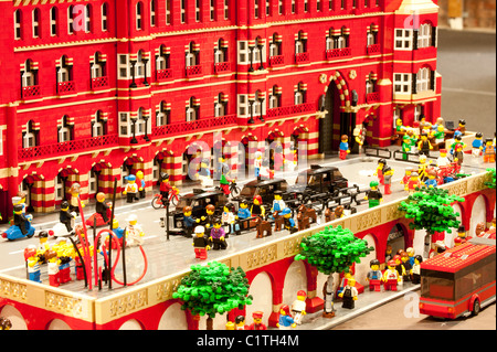 Una vista in dettaglio di un modello di Lego della stazione di St Pancras Foto Stock