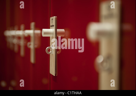 Una fila di moderni di alta qualità lucida rossa di armadietti Foto Stock