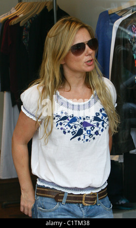 Geri Halliwell shopping con gli amici di Londra - Inghilterra - 03.08.09 Foto Stock