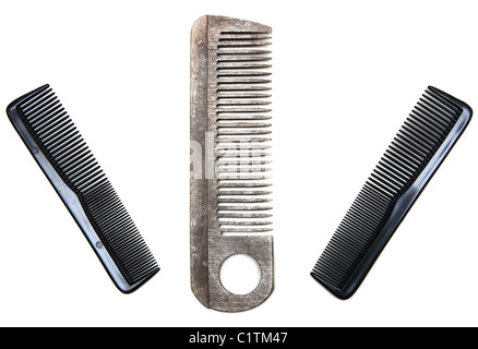 Tre pettini in plastica isolato su sfondo bianco Foto Stock