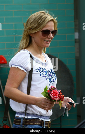 Geri Halliwell colpisce le vendite mentre lo shopping con gli amici prima di visitare una clinica di ceratura di Londra - Inghilterra - 03.08.09 Foto Stock