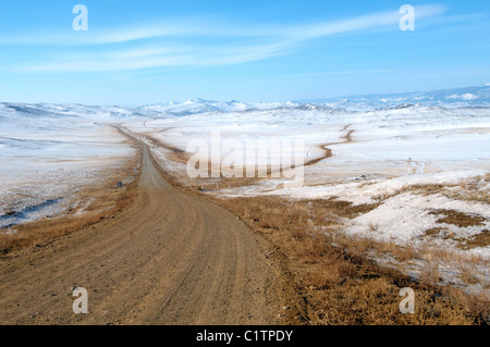 Strada attraverso il paesaggio innevato, Olkhon island, il lago Baikal, Siberia, Russia, Eurasia, Europa Foto Stock