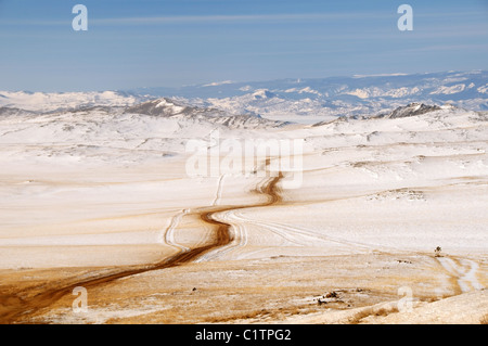 Strada attraverso il paesaggio innevato, Olkhon island, il lago Baikal, Siberia, Russia, Eurasia, Europa Foto Stock