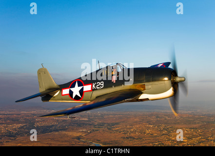 Un Grumman F6F Hellcat da combattimento aereo in volo su Chino, California. Foto Stock