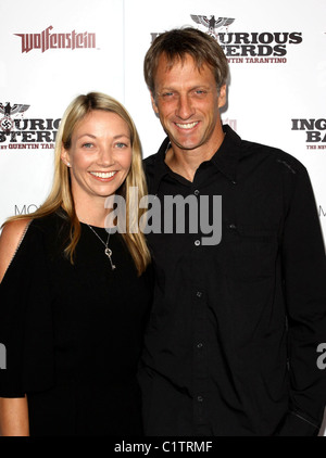 Tony Hawk e valutazione di Los Angeles Premiere di Inglourious Basterds Premiere detenute al Grauman Chinese Theatre - Arrivi Foto Stock