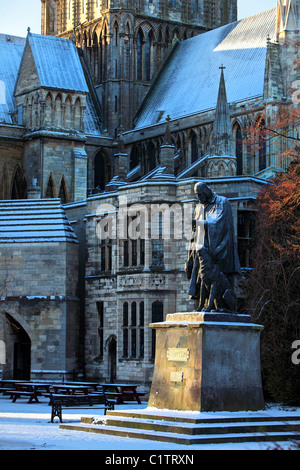 Statua di Alfred Tennyson poeta Laureate e il suo cane alla Cattedrale di Lincoln in inverno con la neve tutto intorno Foto Stock