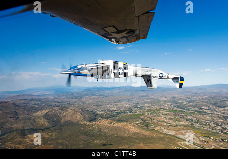 In volo con i cavalieri, il solo moderni P-51D Mustang del volo acrobatico team. Foto Stock