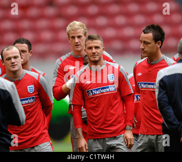 Wayne Rooney, David Beckham Inghilterra England Football Team di formazione presso l'Arena di Amsterdam prima del loro match contro Olanda su Foto Stock