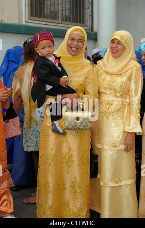 Madre della sposa con gli ospiti, islamico matrimonio , comunità musulmana , bangkok, Thailandia Foto Stock