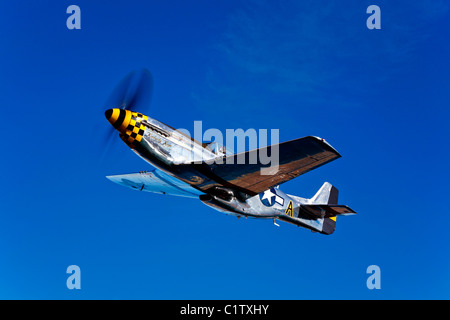 Un P-51D Mustang Kimberly Kaye in volo nei pressi di Chino, California. Foto Stock