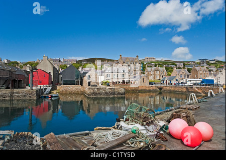 Attrezzature per la pesca sul molo nel porto di Stromness sull'Orkney continentale in Scozia Foto Stock