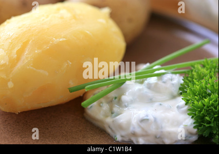 Patate al forno con crema di formaggio, erba cipollina e prezzemolo Foto Stock