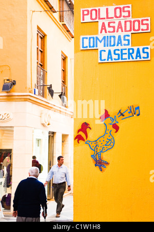 Segno per pollo arrosto e piatti cucinati domestici in back street Malaga, Spagna. Foto Stock