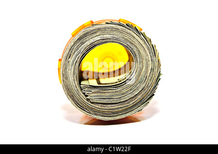 Un rotolo di valuta all'interno di una bottiglia di prescrizione, di un concetto o di metafora per costi di assistenza sanitaria. Foto Stock