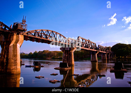 Il Ponte sul Fiume Kwai esiste ancora oggi. Si tratta di un valido ponte ferroviario che ancora porta frieght e passeggero Foto Stock