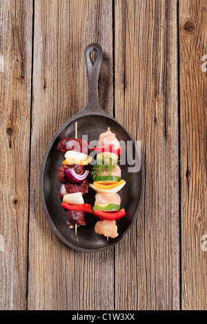 Materie shish kebab su una padella in ghisa Foto Stock