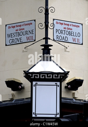 La strada dei segni di Portobello Road e poi Westbourne Grove, a Londra, in Inghilterra. Foto Stock