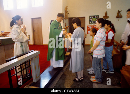 La St Anne della cattolica Chiesa comunione Kingston Massa Coreano Foto Stock