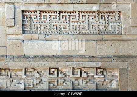 Dettaglio intricati intarsi in pietra fregio a mosaico nel disegno geometrico con tracce di colore all'interno di Palazzo delle Colonne Mitla Foto Stock