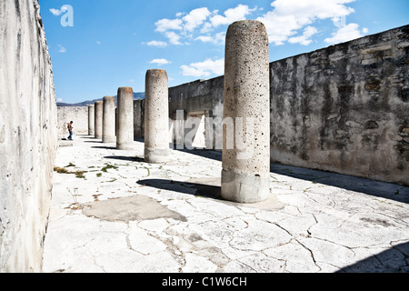 All'interno del Padiglione di sei colonne Palazzo delle Colonne Mitla zona archeologica Messico Foto Stock