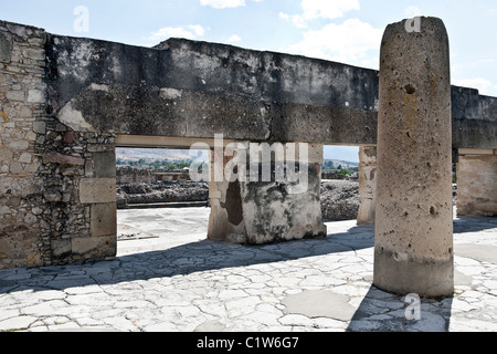 Vista guardando fuori al cortile & paesaggio panorama dal Palazzo delle Colonne Mitla zona archaeologigal Messico Foto Stock