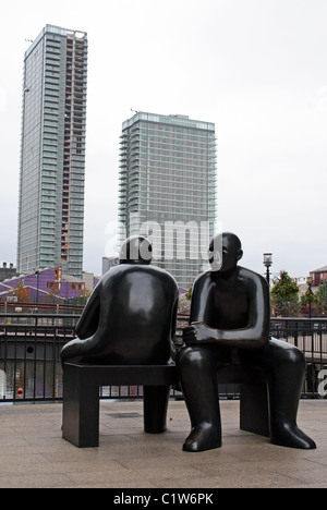 Una scultura dell'artista Giles Penny nel quartiere finanziario di Canary Wharf, Londra, Inghilterra. Foto Stock