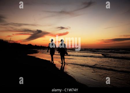 Sagome sulla spiaggia di Varadero a Cuba al tramonto Foto Stock