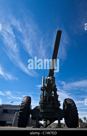 Cannone con un cielo blu, Esercito Nazionale Museo, Waiouru, Nuova Zelanda Foto Stock