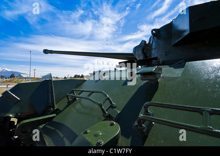 Il verde militare il serbatoio con un blu cielo nuvoloso. Esercito Nazionale Museo, Waiouru, Nuova Zelanda. Foto Stock