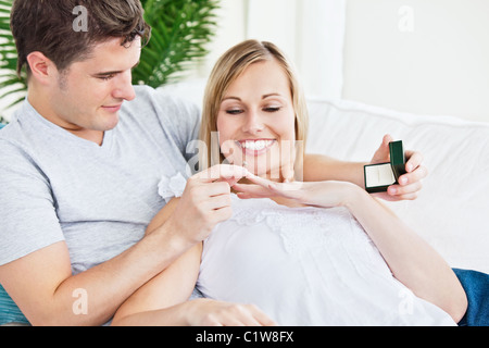 Uomo bello mettere un anello di nozze sulla sua ragazza Foto Stock