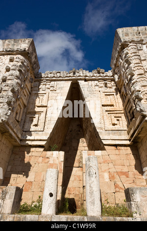 Corbel Arch nel Palazzo del Governatore nel classico città maya di Uxmal, la penisola dello Yucatan, Messico. Foto Stock