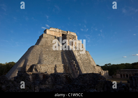 La piramide del mago (Pirámide del Mago) torreggiante nella città maya di Uxmal, Messico. Foto Stock