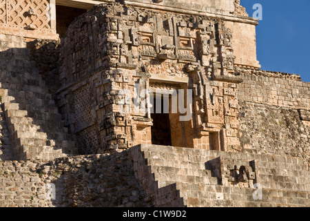 Intricato porta attraverso la bocca di il dio della pioggia Chacón in cima alla piramide del mago in città maya di Uxmal, Messico. Foto Stock
