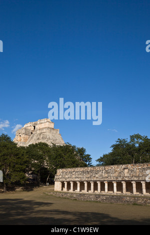 La piramide del mago (Pirámide del Adivino) e il piccolo tempio nella città maya di Uxmal, la penisola dello Yucatan, Messico. Foto Stock