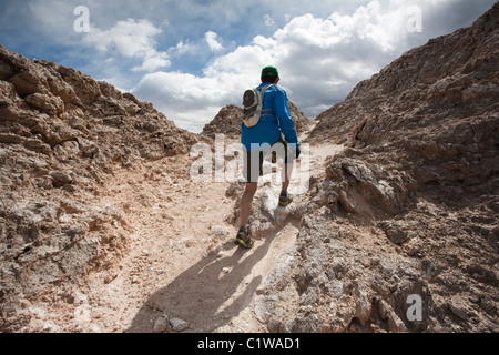 Runner trekking lungo la White Mesa Bike Area - Ojito deserto - New Mexico. Foto Stock