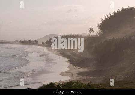 Madagascar, Tolanaro (Fort Dauphin), polveroso spiaggia di sera Foto Stock