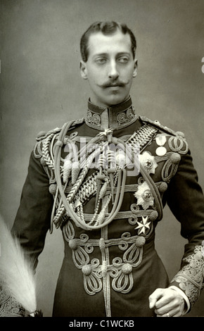 Ritratto del Principe Alberto Vittorio, Duca di Clarence & Avondale (1864-1892) in uniforme militare. Sollevare il ripper in modo sospetto. Tipo di legno Foto Stock