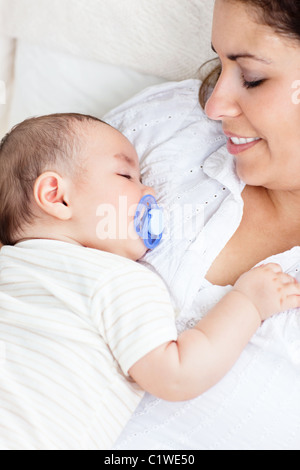 Ritratto di un simpatico baby dormendo pacificamente nella sua madre Foto Stock