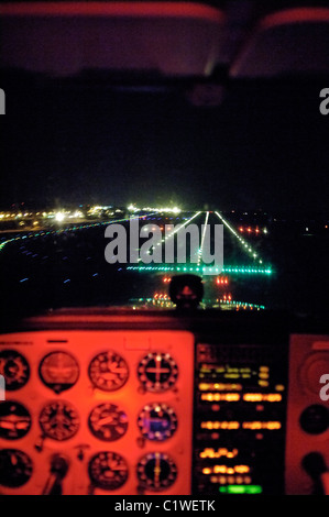 Notte di volo VFR approccio sul Lussemburgo Aeroporto Findel con un piccolo aereo Cessna 172 Foto Stock