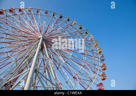 Ruota panoramica Ferris sotto il cielo blu Foto Stock