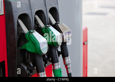 Close-up di pompe di benzina ugelli in una stazione di benzina Foto Stock