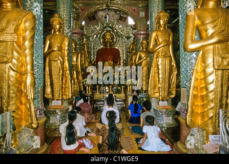 Persone in adorazione all Shwedagon pagoda Yangon (Rangoon), Myanmar (Birmania) Foto Stock