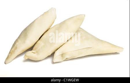 Non cotte congelate Samosa isolato su bianco prima della cottura. Foto Stock