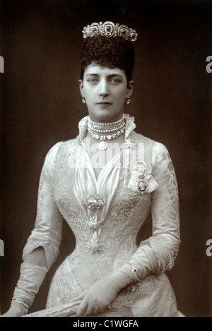 Ritratto della Principessa Alexandra di Danimarca (1844-1925) Regina d'Inghilterra, Gran Bretagna, Regno Unito e consorco di Re Edoardo VII indossando abiti Edwardiani e Corset mostrando un Wasp vita. Woodburytype Foto c1889 Foto Stock