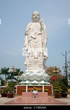 Grande statua del Buddha di Vinh Trang Pagoda, My Tho, Vietnam Foto Stock