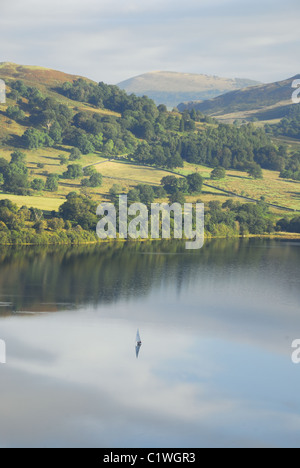 Yacht a vela su un tranquillo tranquillo Ullswater in estate nel Lake District inglese Foto Stock