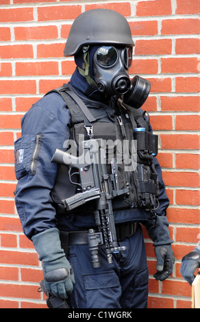 La polizia SWAT officer in maschera a gas con MP5 mitragliatrice. Vero poliziotto. Foto Stock